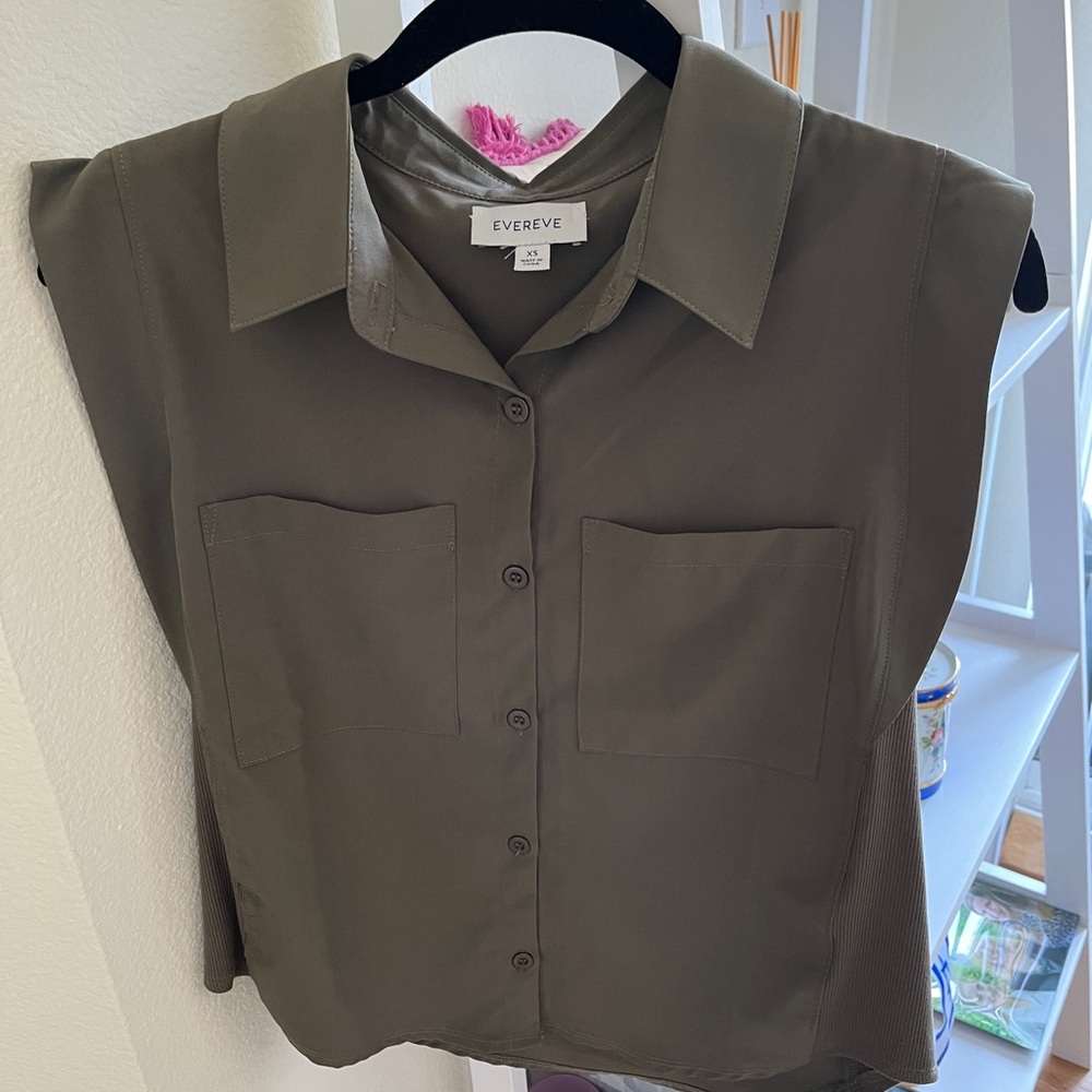 Evereve army green sleeveless button down blouse. Size XS